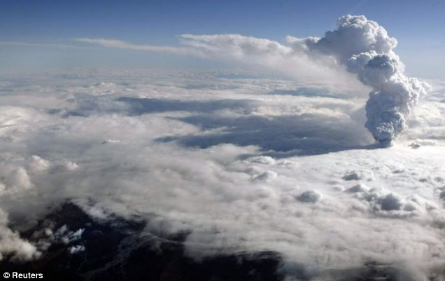 Photo aérienne de l'éruption au 15 avril 2010 (Reuters)