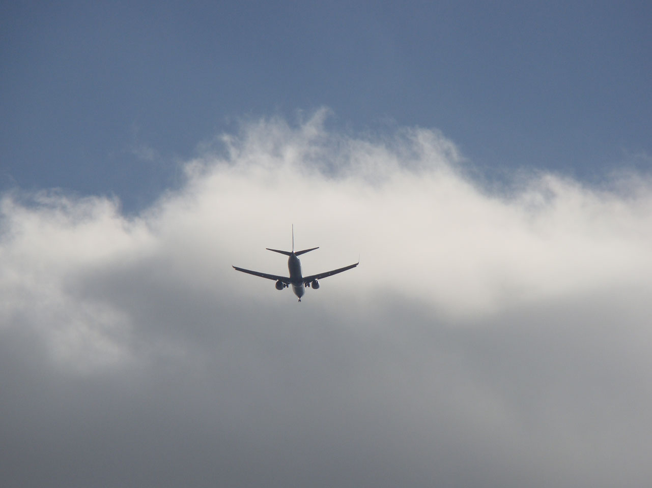 Un "petit avion" en approche sur Bâle-Mulhouse... on comprend pourquoi le survol de l'aérodrome est limité à 1000 ft !