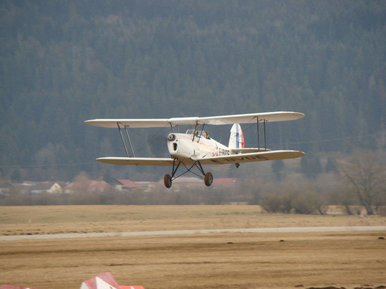 Le Stampe SV4 F-BVOE au décollage en piste 02 à Pontarlier - Photo prise le 19 février 2011