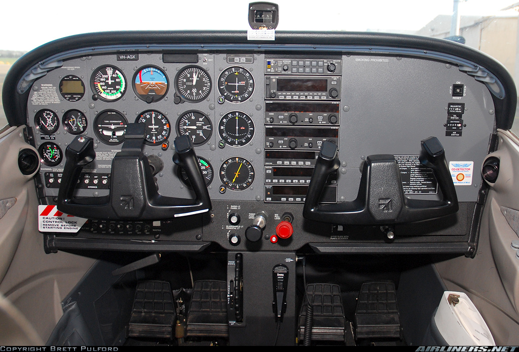 Pour comparaison, le cockpit d'un 172 a instrumentation classique